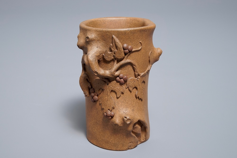 Een Chinese Yixing steengoed penselenbeker met reli&euml;fdecor, Maolin merk, 18/19e eeuw