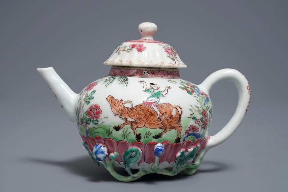 Een Chinese famille rose theepot en deksel met bloemen en takken in reli&euml;f, Yongzheng