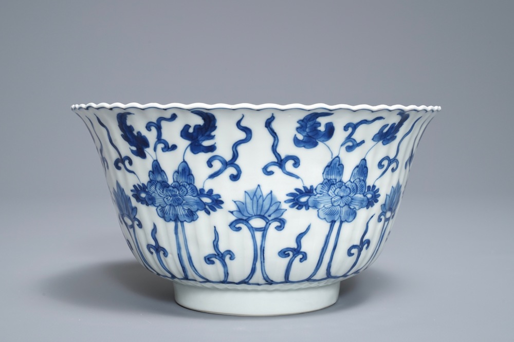 Een Chinese blauwwitte gelobde kom, Kangxi