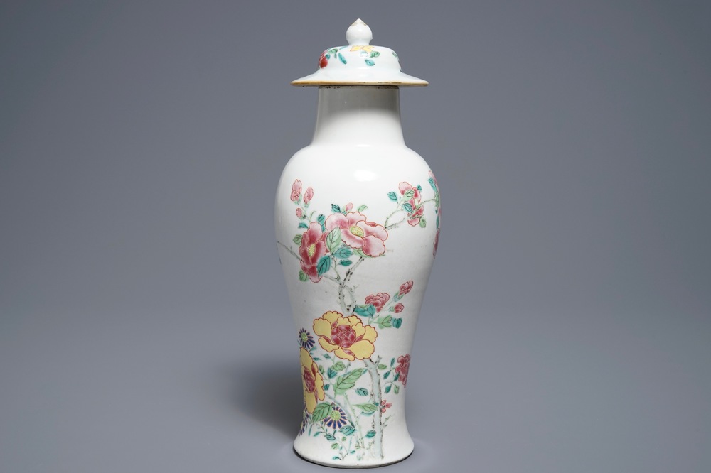 Un vase couvert en porcelaine de Chine famille rose &agrave; d&eacute;cor de papillons, Yongzheng