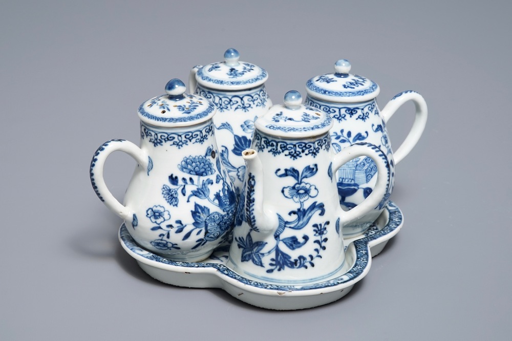 Un ensemble &agrave; &eacute;pices sur pr&eacute;sentoir en porcelaine de Chine bleu et blanc, Qianlong