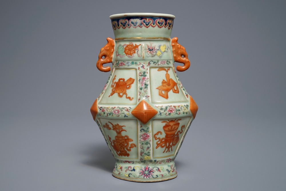 Een Chinese famille rose vaas met celadon fond, Qianlong merk, 19e eeuw