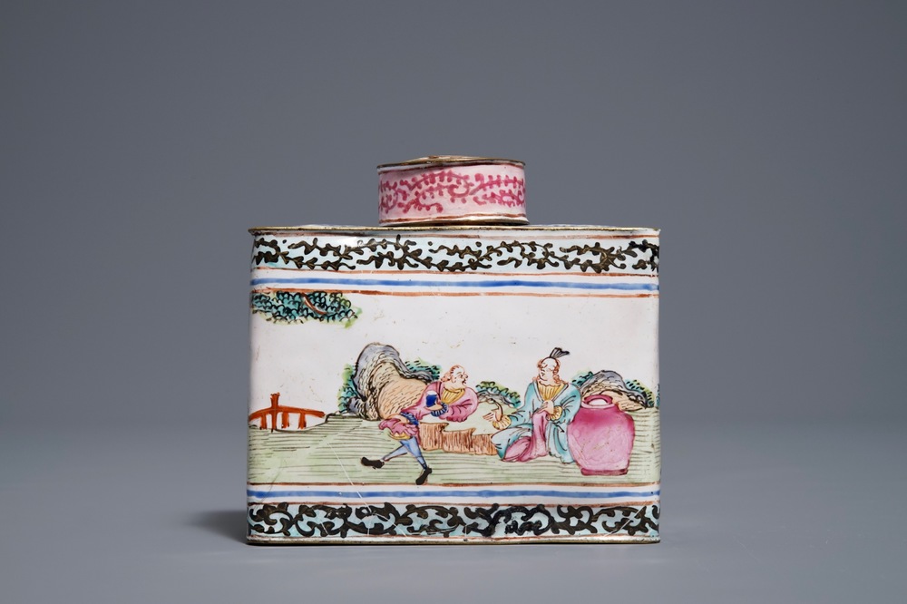 Une bo&icirc;te &agrave; th&eacute; couverte en &eacute;maux de Canton, Qianlong