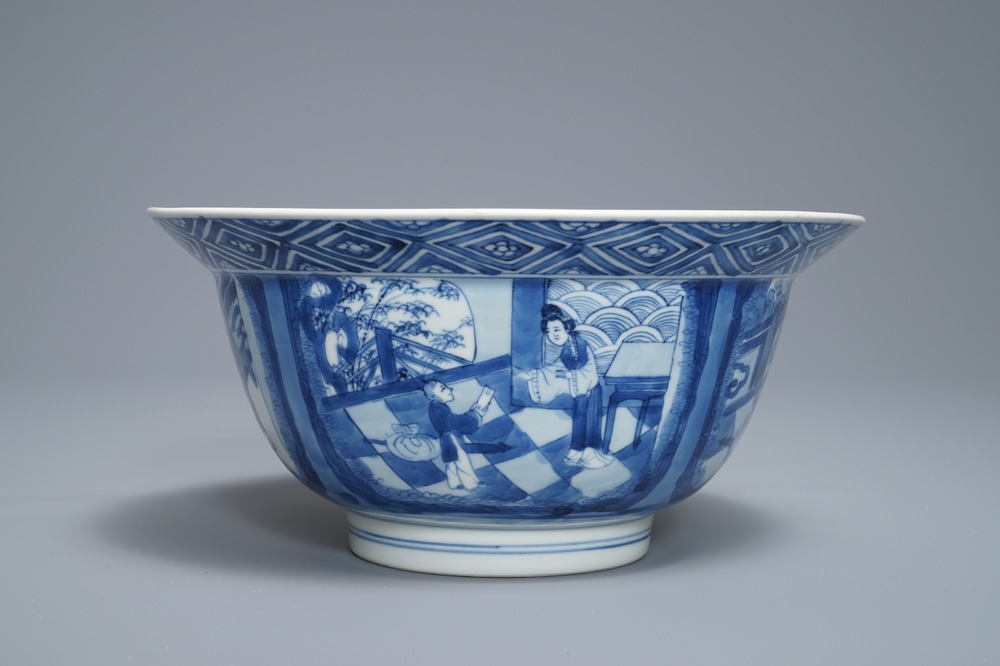 Un bol de type klapmuts en porcelaine de Chine bleu et blanc, marque et &eacute;poque de Kangxi