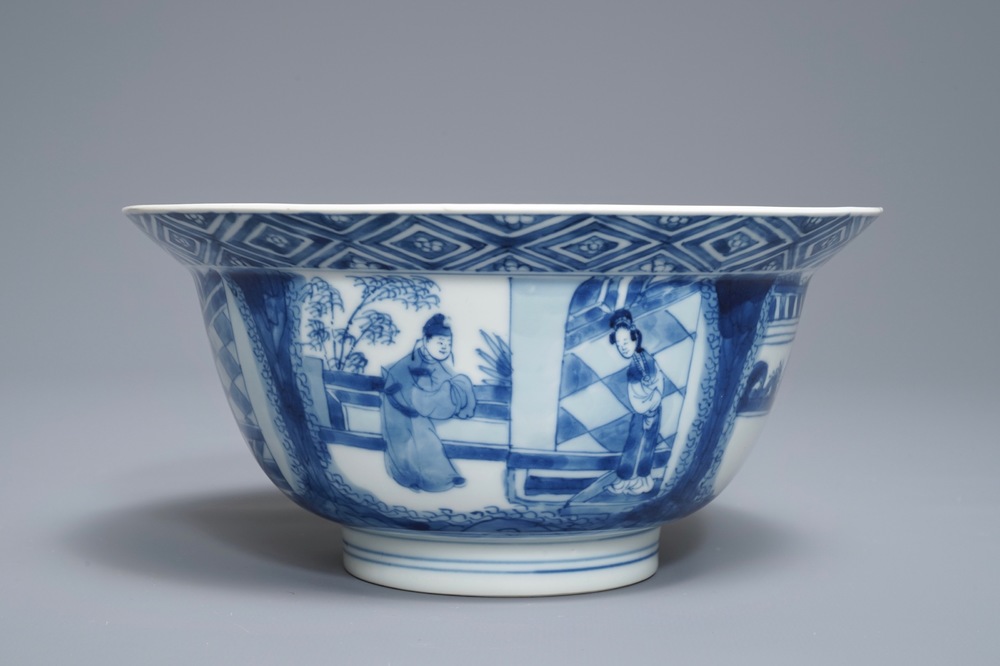 Een Chinese blauwwitte klapmutskom met figuren, Kangxi merk en periode