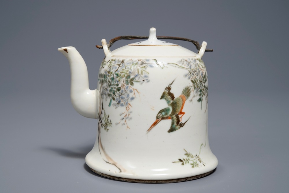 A Chinese qianjiang cai teapot and cover, 19/20th C.