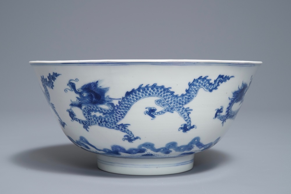 Een Chinese blauwwitte kom met draken, Kangxi merk en periode