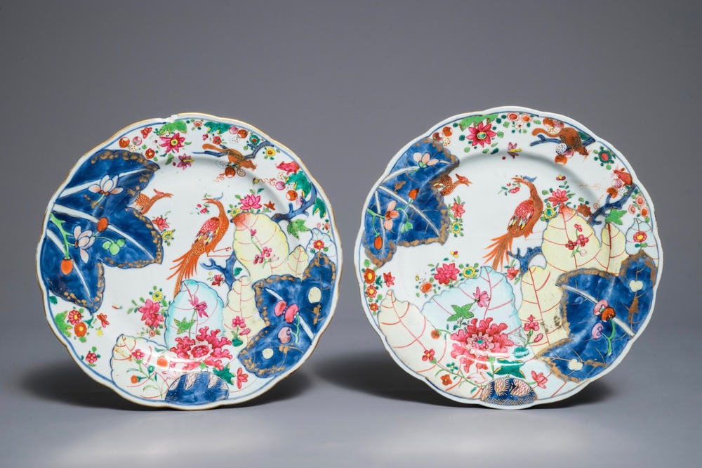 Een paar Chinese famille rose borden met tabaksbladeren, Qianlong