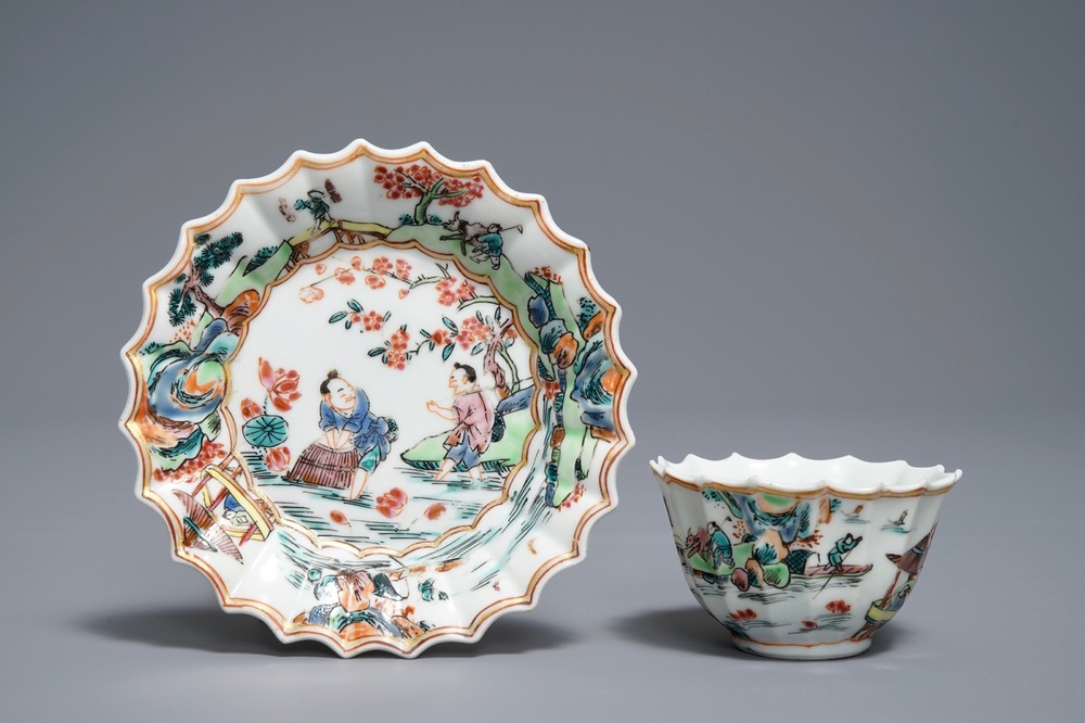 Een Chinese famille rose kop en schotel met vissers, Yongzheng