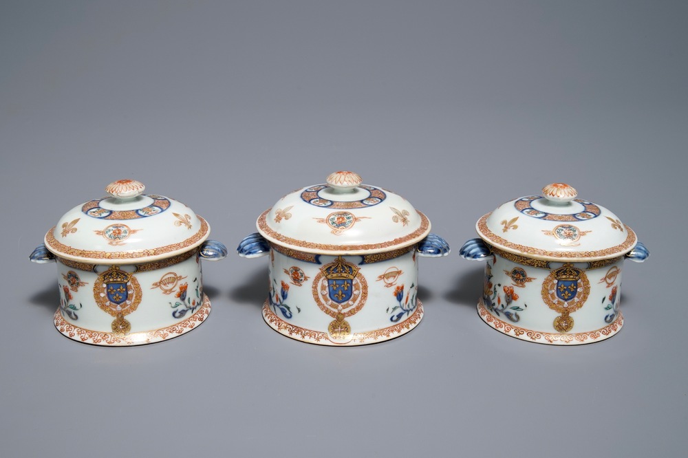 Drie ronde Chinese dekselterrines van het servies van Koning Lodewijk XV van Frankrijk, Yongzheng, ca. 1732