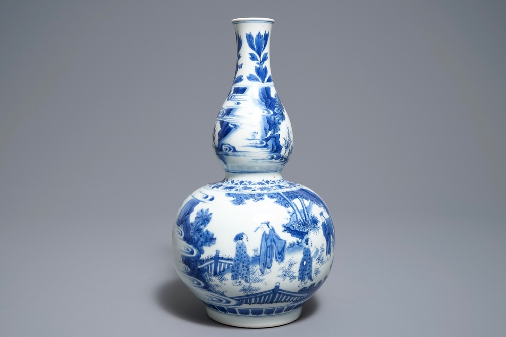 Un vase de forme double gourde en porcelaine de Chine bleu et blanc, &eacute;poque Transition