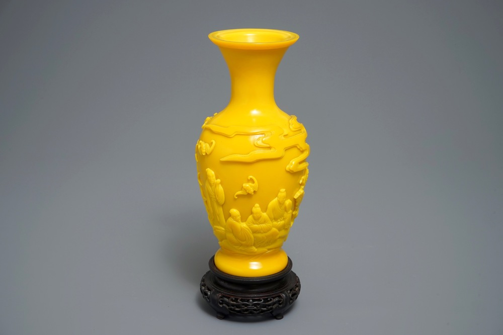 Un vase en verre jaune de P&eacute;kin, Chine, marque de Qianlong, 19/20&egrave;me