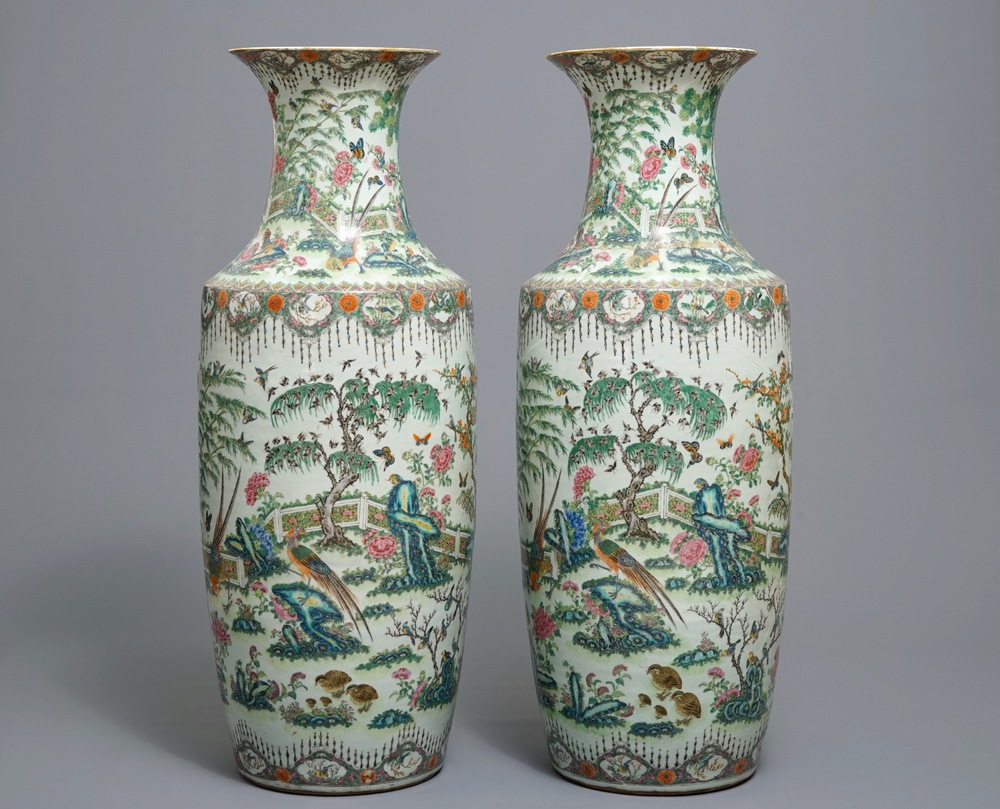 Une paire de grands vases en porcelaine de Chine famille rose, 19&egrave;me