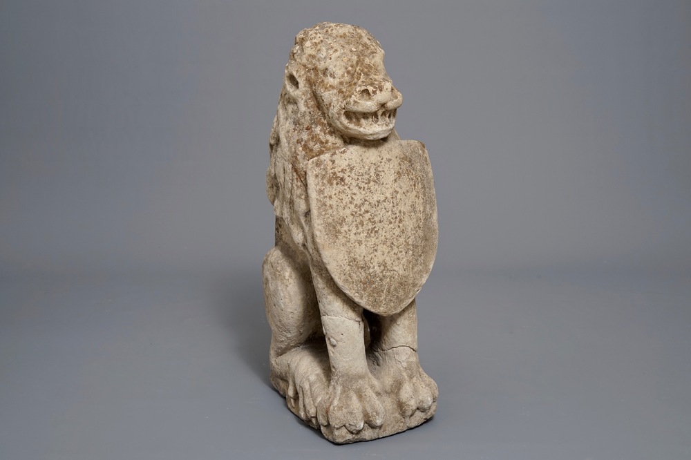 Un grand mod&egrave;le d'un lion tenant un bouclier, prob. Flandres, 17&egrave;me