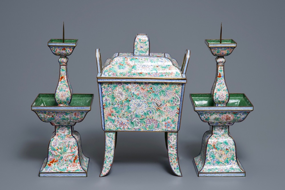 Une garniture d'autel en &eacute;maux de Canton &agrave; d&eacute;cor millefleurs, Chine, Qianlong