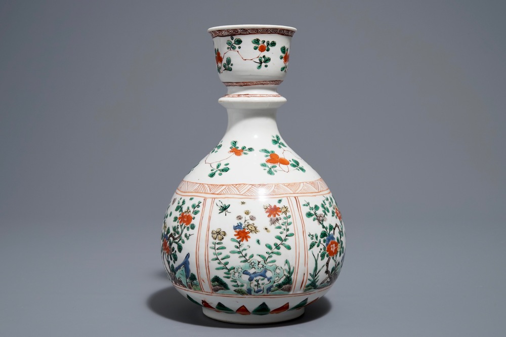 Een Chinese famille verte hookah-basis met floraal decor, Kangxi