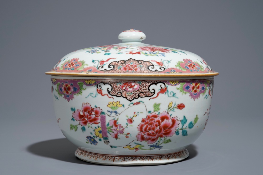 Une terrine couverte en porcelaine de Chine famille rose &agrave; d&eacute;cor floral, Qianlong