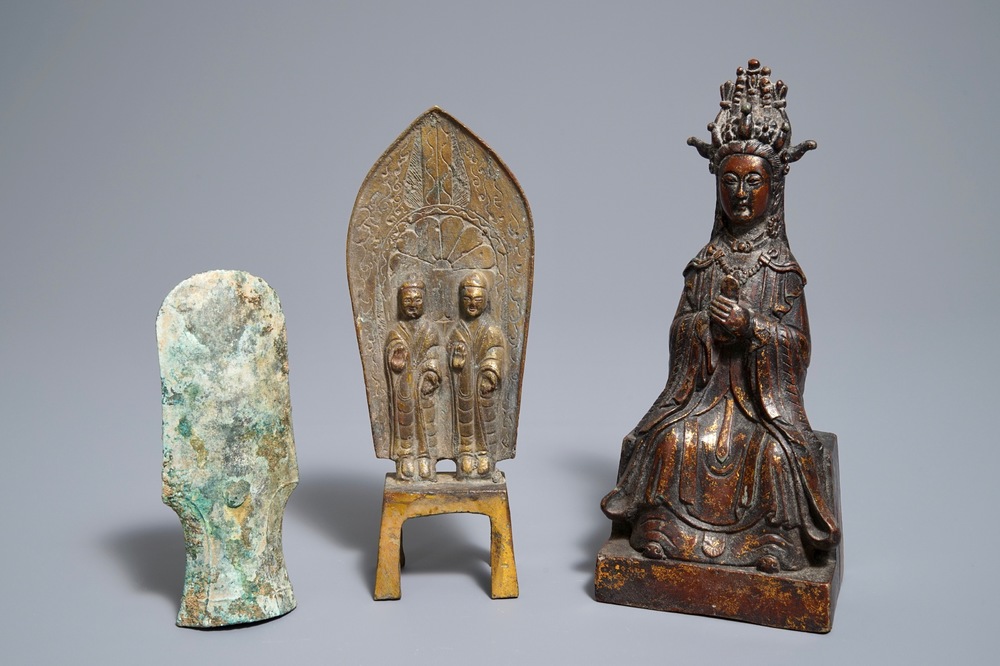 Twee Chinese bronzen figuren en een bronzen bijlpunt, mogelijk Han en Ming