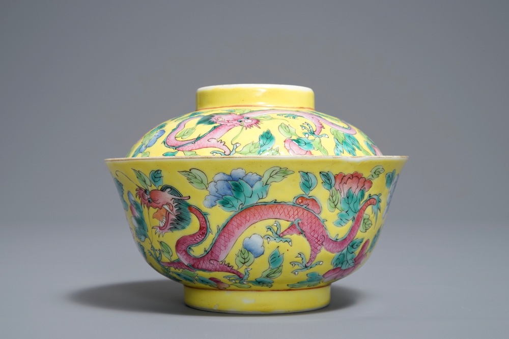 Een Chinese famille rose dekselkom voor de Straits of Peranakan markt, 19e eeuw