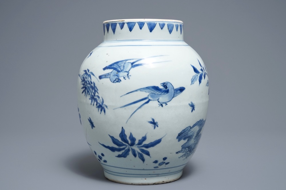 Un pot en porcelaine de Chine bleu et blanc, &eacute;poque Transition