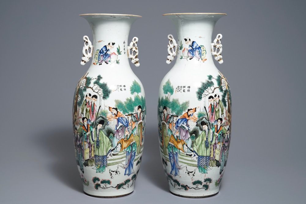 Een paar Chinese famille rose vazen met tweezijdig decor, 19/20e eeuw