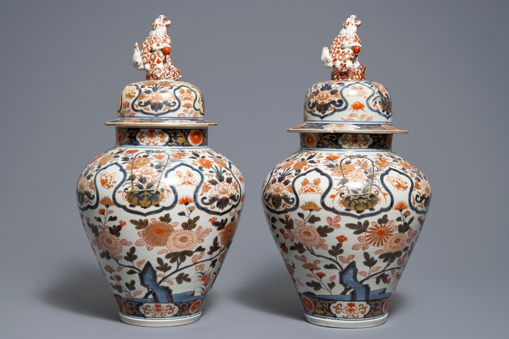 Une paire de vases couverts en porcelaine de Japon, Edo, 17&egrave;me