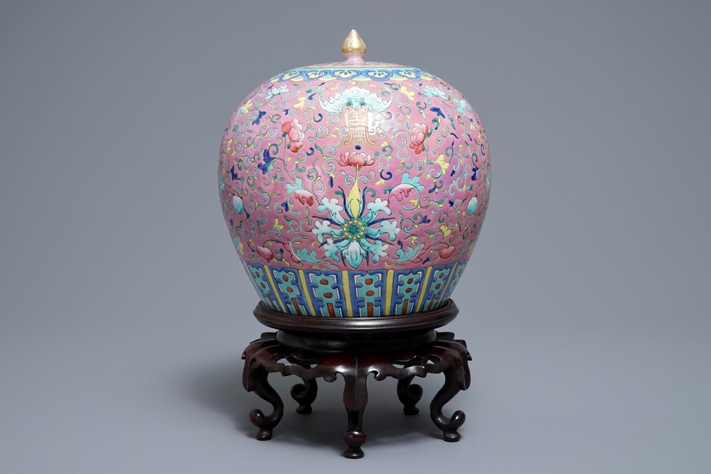 Un pot couvert en porcelaine de Chine famille rose, 19&egrave;me