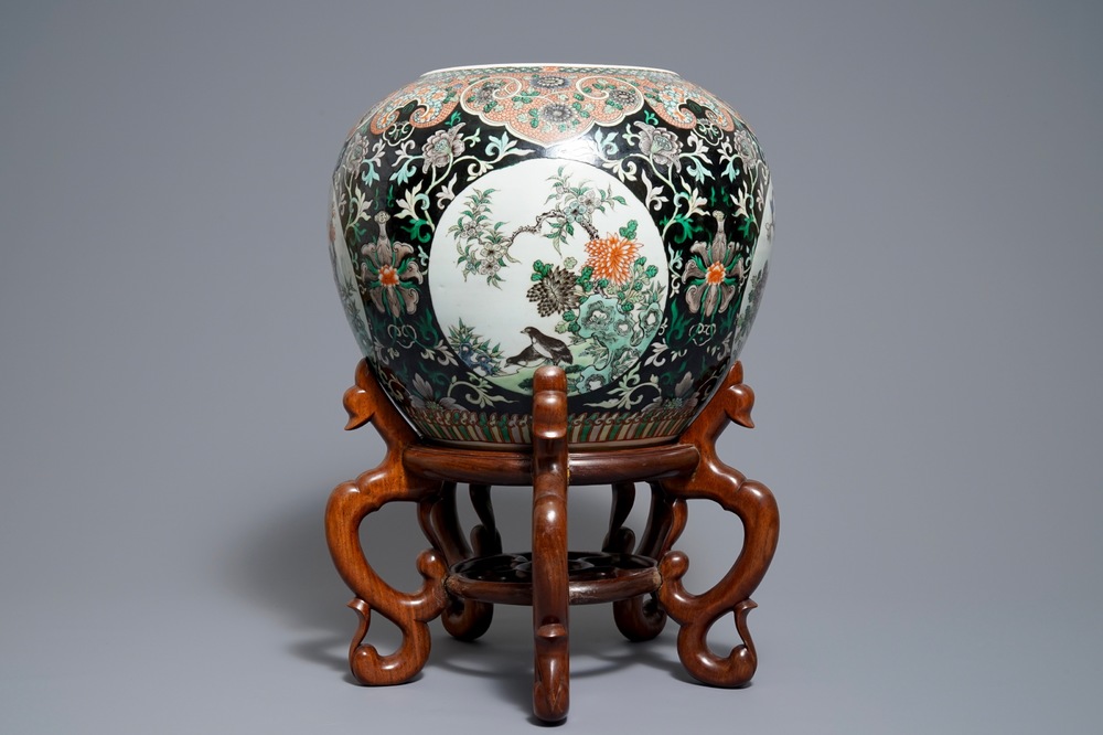 A Chinese famille noire jardini&egrave;re on stand, 19th C.