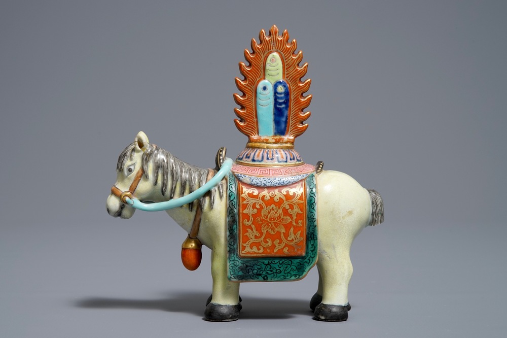 Un mod&egrave;le d'un cheval en porcelaine de Chine famille rose, Qianlong