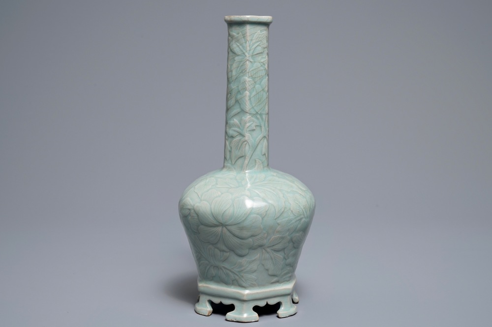 Un vase en porcelaine c&eacute;ladon &agrave; d&eacute;cor incis&eacute;, Cor&eacute;e, Goryeo ou apr&egrave;s