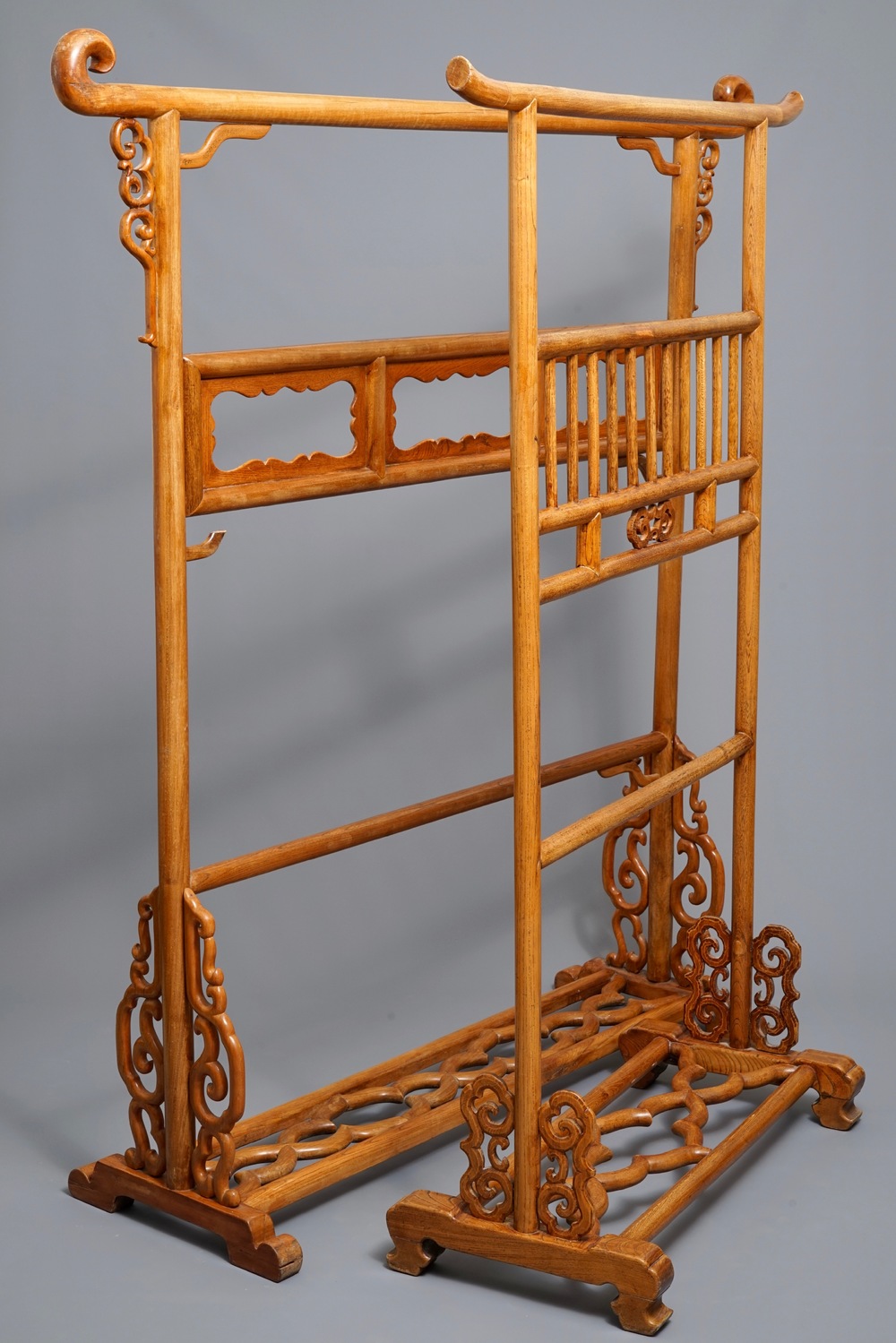Deux barres portantes en bois sculpt&eacute;, Chine, 20&egrave;me