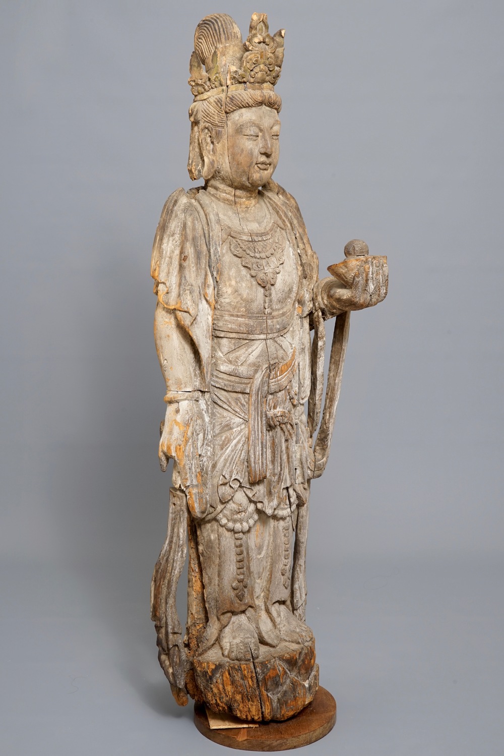 Een grote Chinese houten sculptuur van Guanyin, Ming