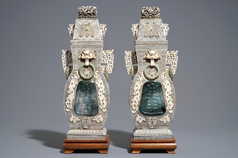 Une paire de grands vases couverts en ivoire, jade et os, Chine, vers 1940