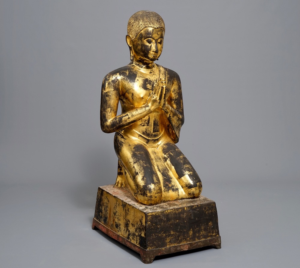 Een grote Tha&iuml;se verguld bronzen figuur van Moggallana, Ayutthaya periode, 17e eeuw