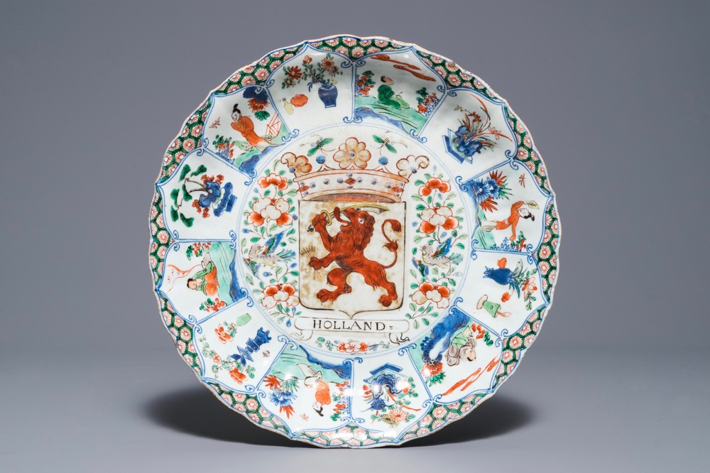Un plat en porcelaine de Chine famille verte aux armes d'Hollande, Kangxi/Yongzheng