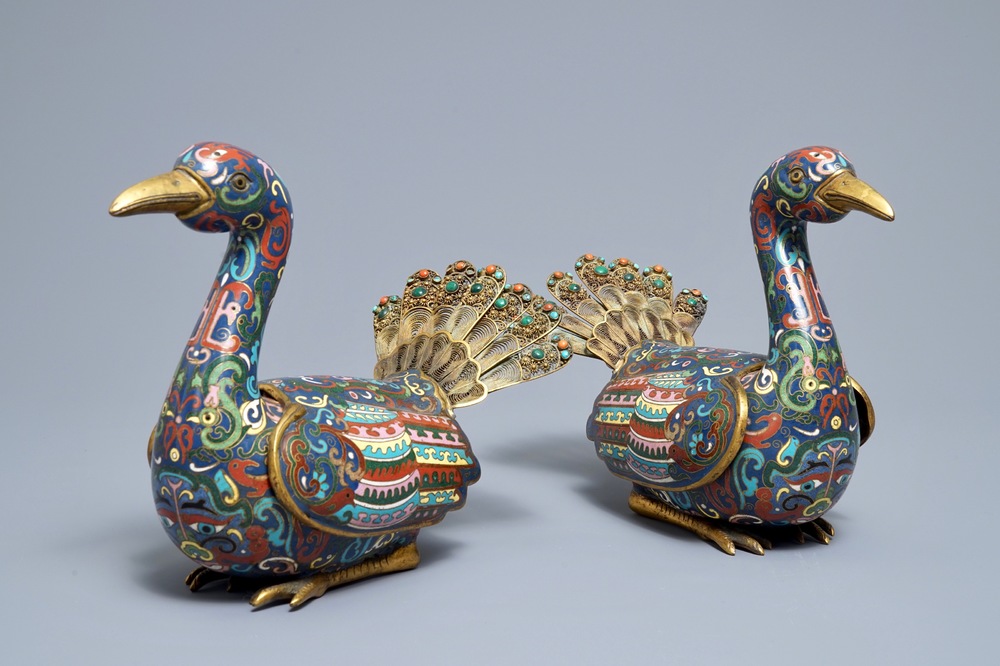 Une paire de br&ucirc;le-parfums en forme de paons en &eacute;maux cloisonn&eacute;s, Chine, 19&egrave;me