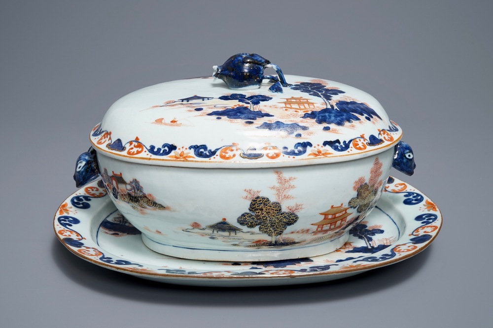 Une terrine couverte sur son support en porcelaine de Chine de style Imari, Qianlong