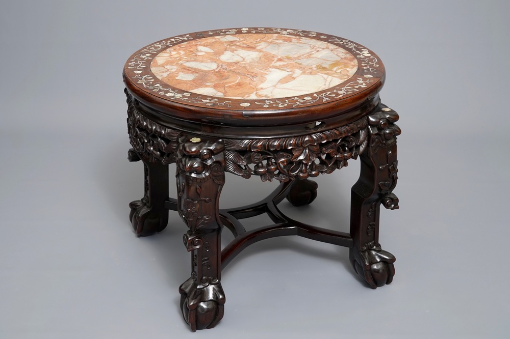 Un socle en bois sculpt&eacute;, marbre et incrustations de nacre, Chine, 19/20&egrave;me