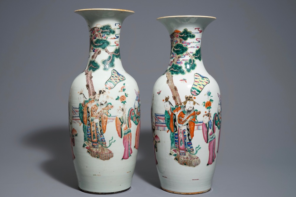 Een paar Chinese famille rose vazen met figuren, 19e eeuw