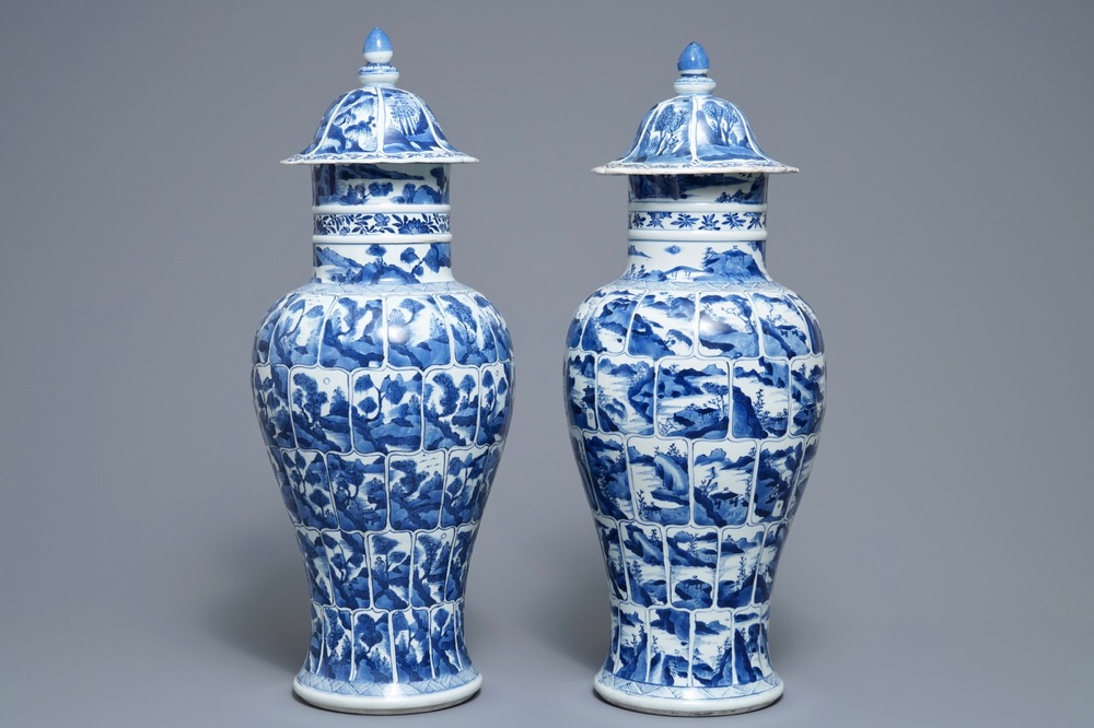 Une paire de vases couverts en porcelaine de Chine bleu et blanc, Kangxi