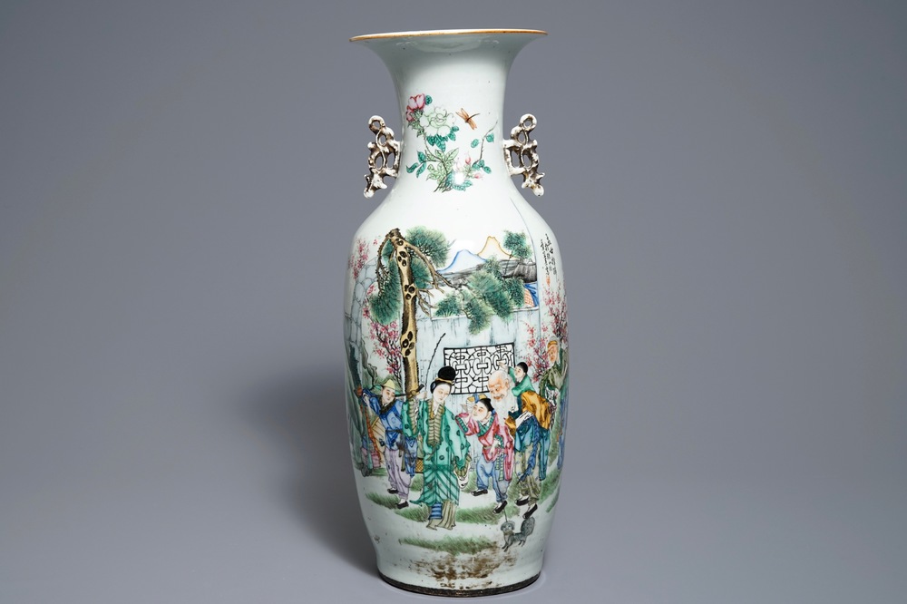 Un vase en porcelaine de Chine famille rose &agrave; double d&eacute;cor, 19/20&egrave;me