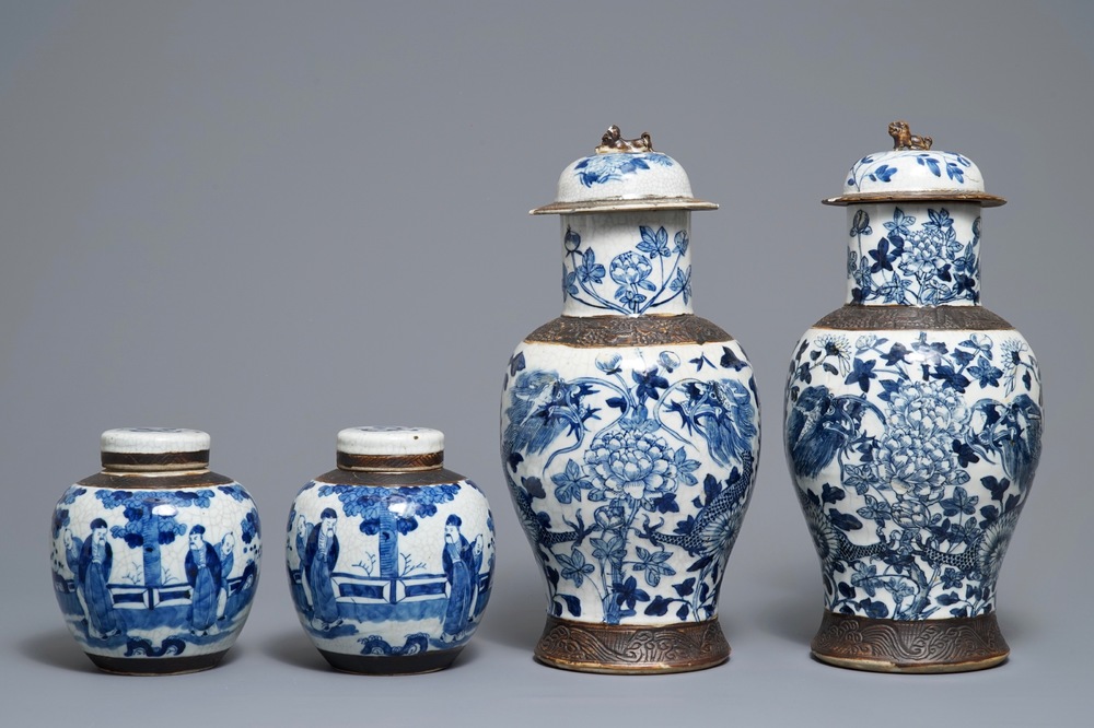Twee paar Chinese Nanking craquel&eacute; dekselvazen, 19/20e eeuw