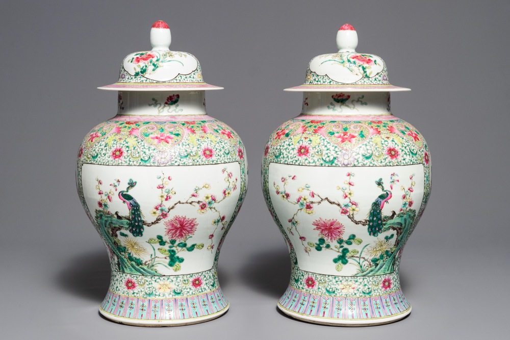 Une paire de vases couverts en porcelaine de Chine famille rose, marque de Qianlong, 19&egrave;me