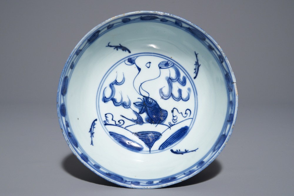 Un bol en porcelaine de Chine bleu et blanc &agrave; d&eacute;cor de 'dragon et ph&eacute;nix' , Wanli