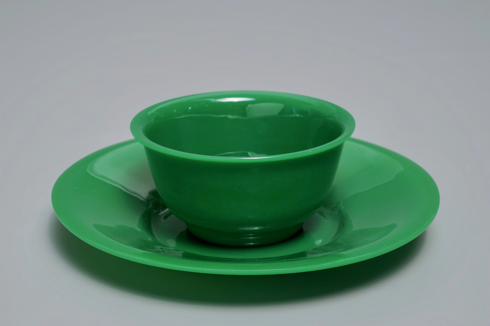 Een groene Chinese kom met onderschotel in Peking glas, 19/20e eeuw