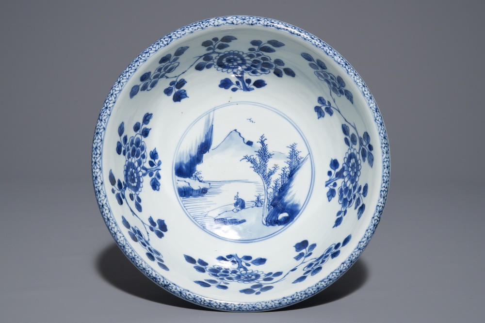 Een Chinese blauwwitte kom met landschapsdecor, Yongzheng/Qianlong