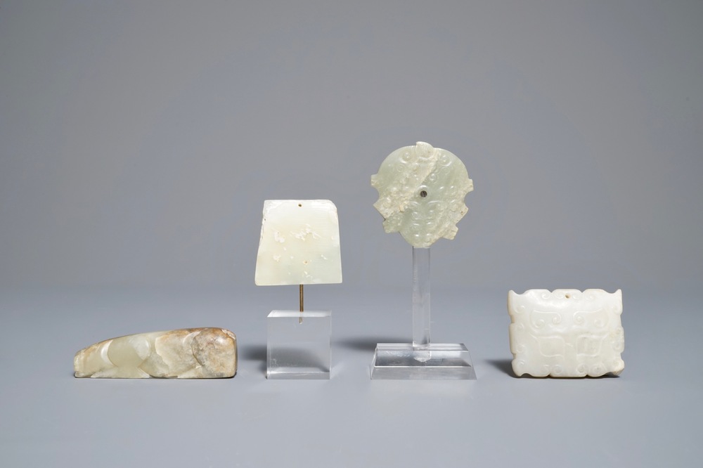 Quatre pi&egrave;ces en jade sculpt&eacute; de style archa&iuml;que, 19/20&egrave;me