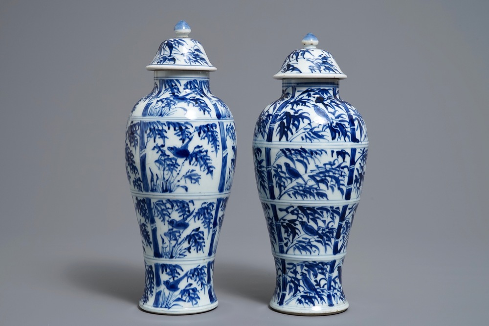 Een paar Chinese blauwwitte dekselvazen met vogels op bamboe, Kangxi