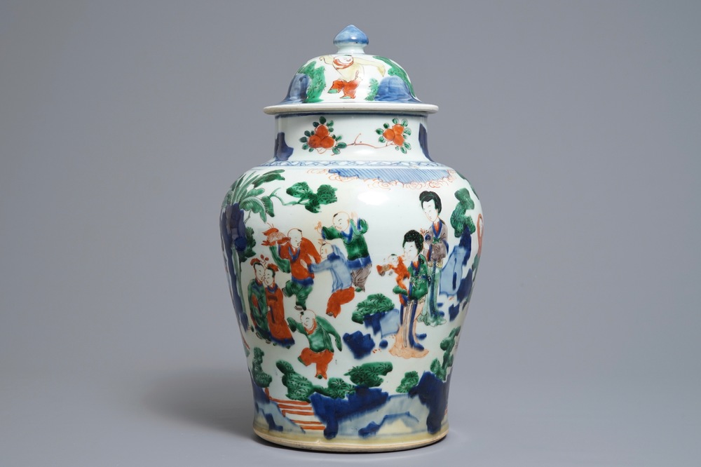 Un vase couvert en porcelaine de Chine wucai &agrave; d&eacute;cor de gar&ccedil;ons jouants, &eacute;poque Transition