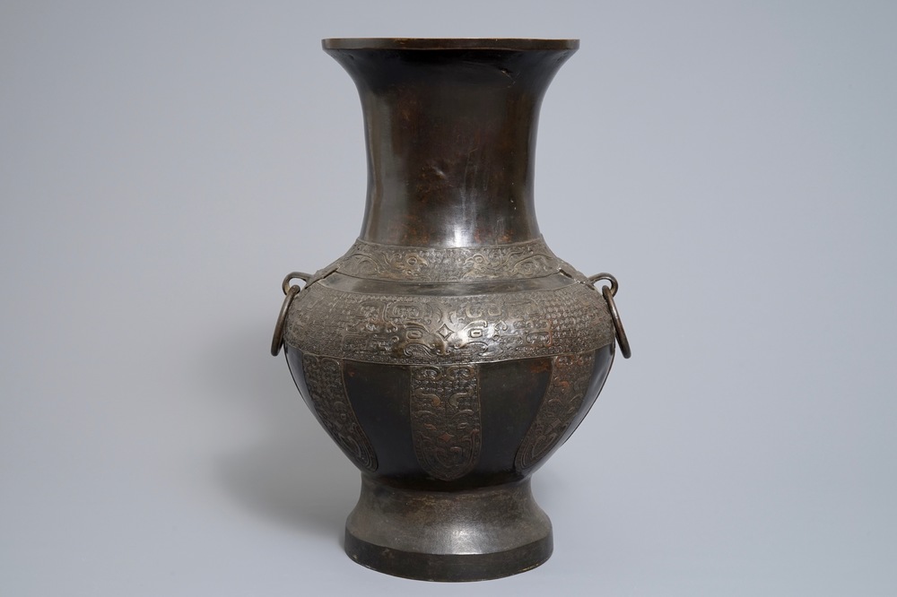 Un vase archa&iuml;que de forme hu en bronze, Chine, 17/18&egrave;me